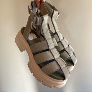UGG Ashton Platform Fisherman Sandals